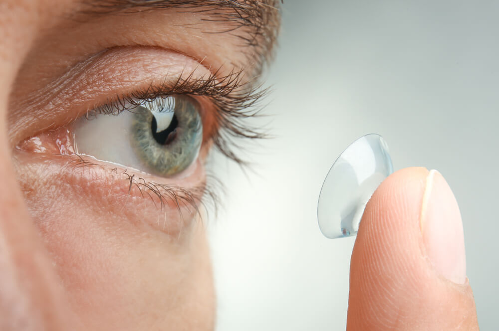 在某些情況下，佩戴合適的隱形眼鏡可改善近視，讓視力回復正常